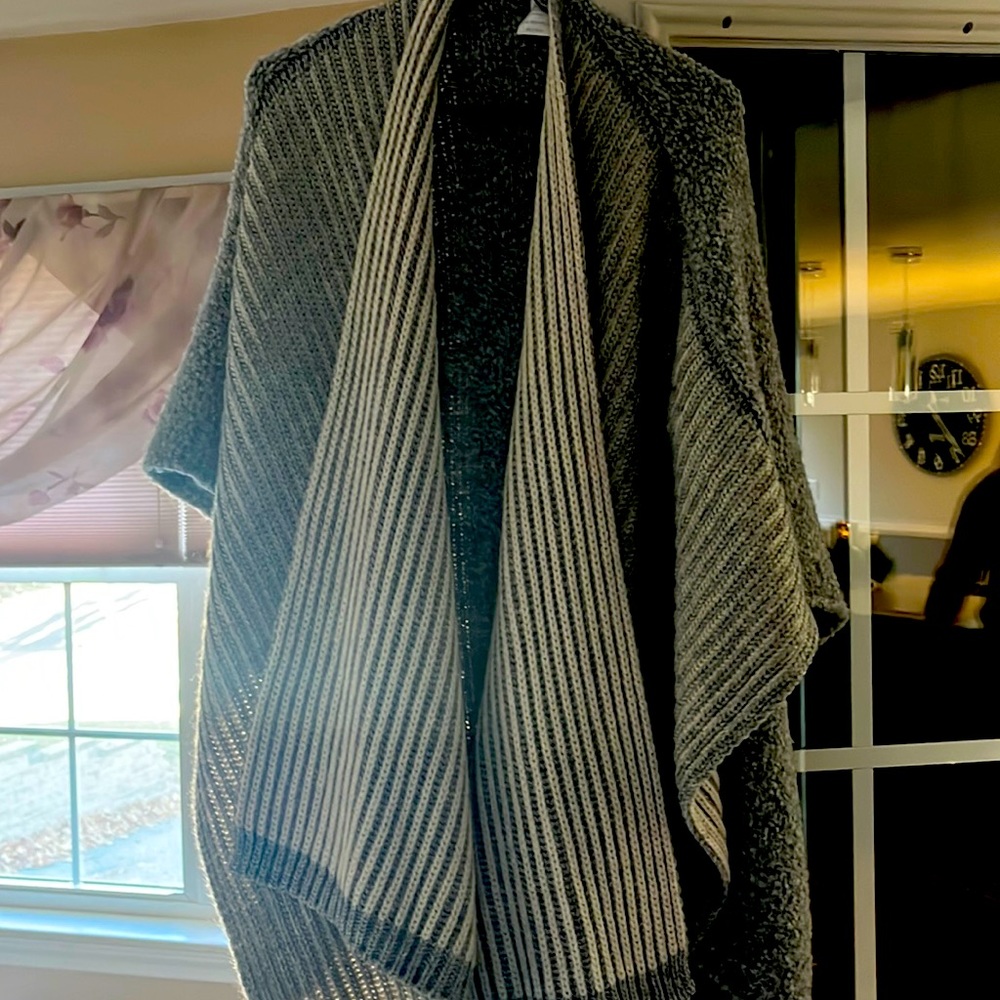 Wool, polyester and Acrylic